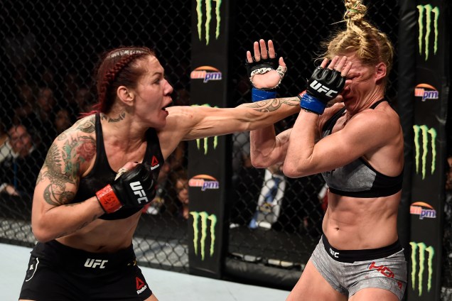 A brasileira Cris Cyborg vence a americana Holly Holm por decisão unânime e mantém o cinturão dos penas feminino no UFC 219 em Las Vegas - 30/12/2017
