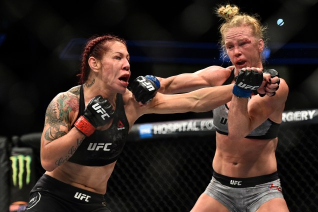 A brasileira Cris Cyborg vence a americana Holly Holm por decisão unânime e mantém o cinturão dos penas feminino no UFC 219 em Las Vegas - 30/12/2017