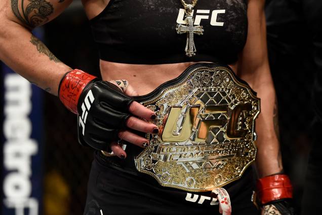 A brasileira Cris Cyborg vence a americana Holly Holm por decisão unânime e mantém o cinturão dos penas feminino no UFC 219 em Las Vegas - 30/12/2017 A brasileira Cris Cyborg vence a americana Holly Holm por decisão unânime e mantém o cinturão dos penas feminino no UFC 219 em Las Vegas - 30/12/2017
