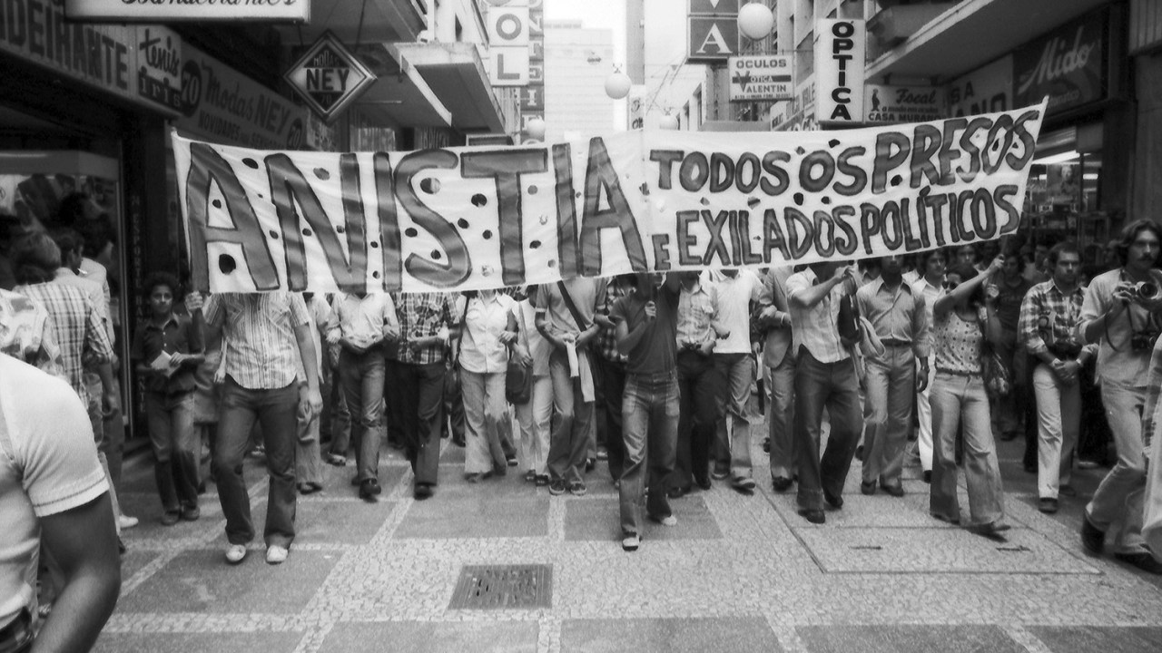 Estudantes durante manifestação contra a ditadura.