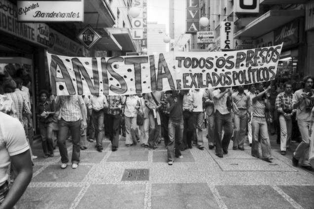 Estudantes durante manifestação contra a ditadura.