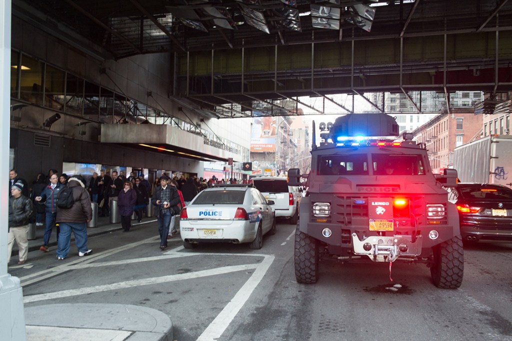 Policiais cercam entorno da estação Port Authority após explosão, em Manhattan, Nova York
