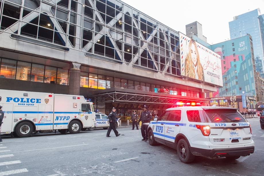 Policiais cercam entorno da estação Port Authority após explosão, em Manhattan, Nova York