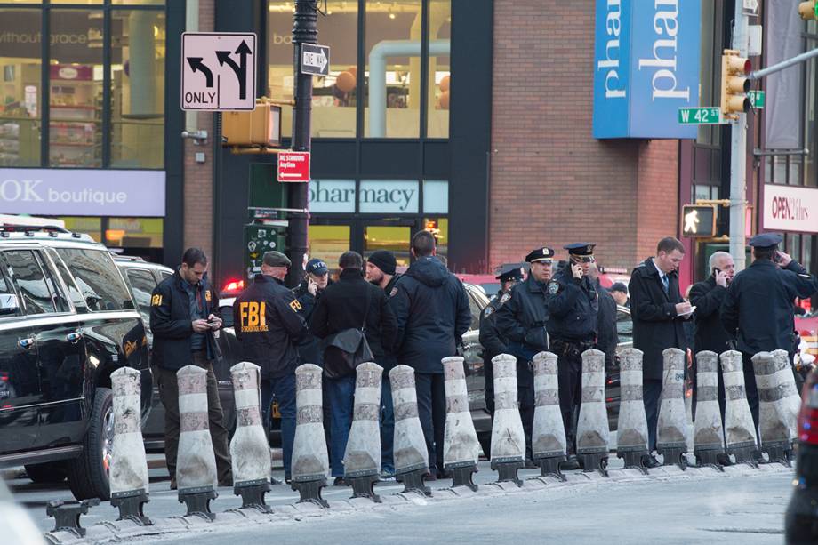 Policiais cercam entorno da estação Port Authority após explosão, em Manhattan, Nova York