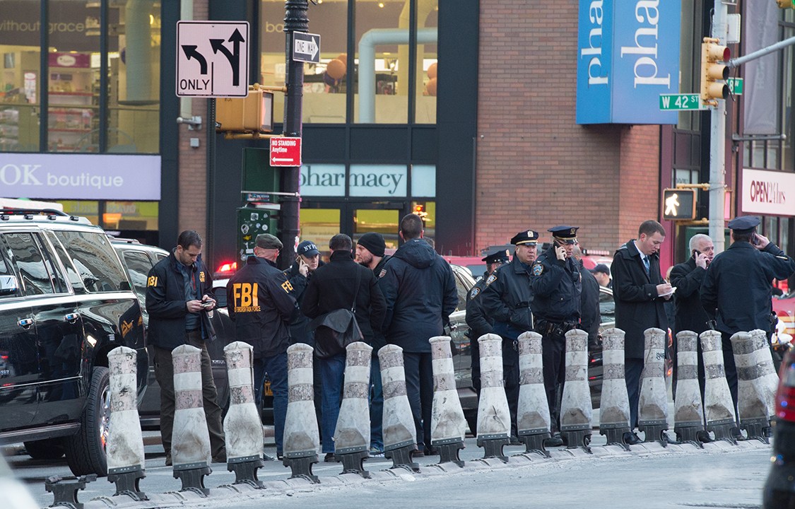Policiais cercam entorno da estação Port Authority após explosão, em Manhattan, Nova York