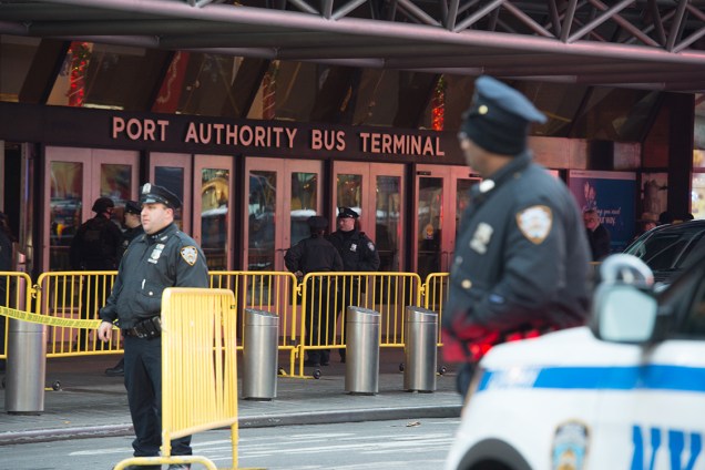 Policiais cercam área em volta da estação de ônibus Port Authority após explosão. Um suspeito foi preso