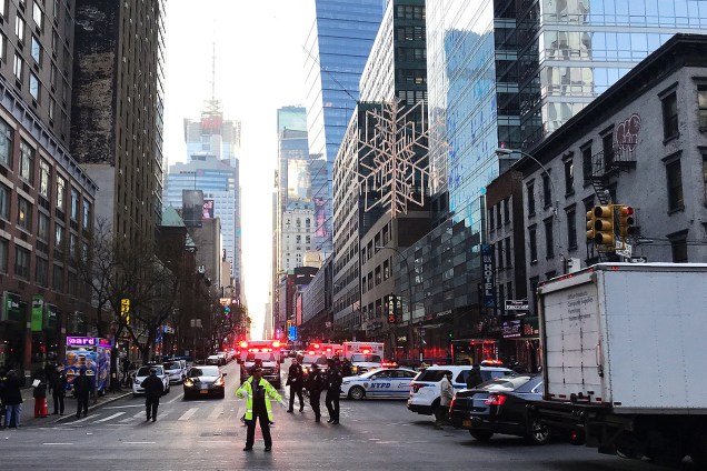 Polícia isola ruas na região da Times Square, em Manhattan, após explosão em terminal de ônibus - 11/12/2017