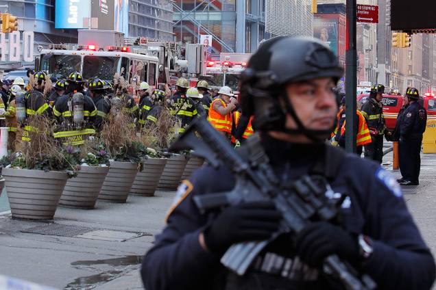 Policiais e bombeiros interditaram rua da estação de ônibus Port Authority após ataque com bomba - 11/12/2017 Policiais e bombeiros interditaram rua da estação de ônibus Port Authority após ataque com bomba - 11/12/2017