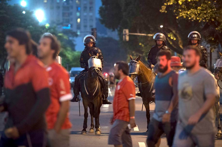 Polícia atira bombas de gás lacrimogênio para dispersar torcedores que impediam o acesso do Independiente ao Maracanã