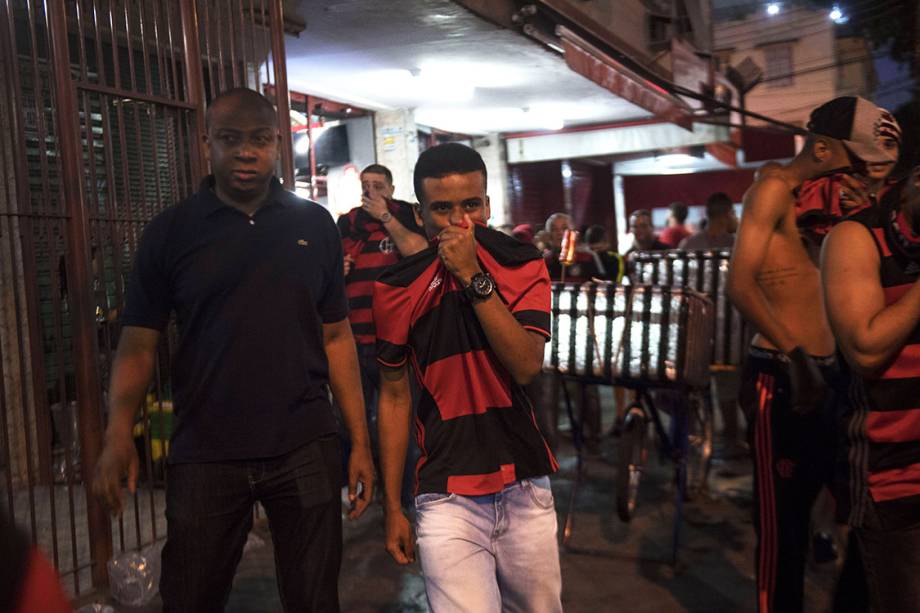 Polícia atira bombas de gás lacrimogênio para dispersar torcedores que impediam o acesso do Independiente ao Maracanã