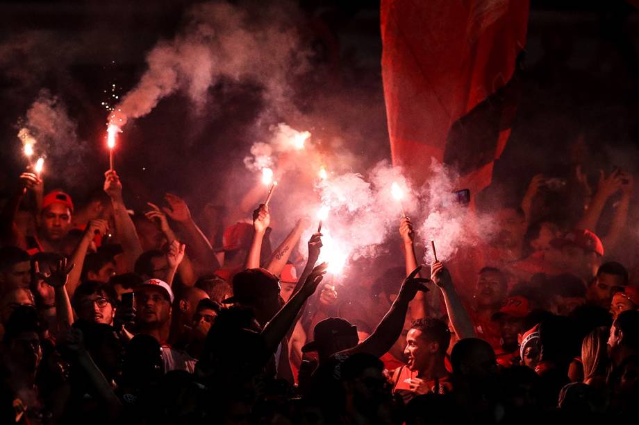 Torcedores do Flamengo acendem sinalizadores antes da partida contra o Independiente, na final da Copa Sul-Americana, no Maracanã