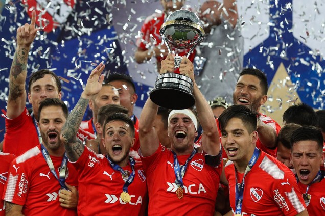 Jogadores do Independiente levantam a taça da Copa Sul-Americana, no Maracanã