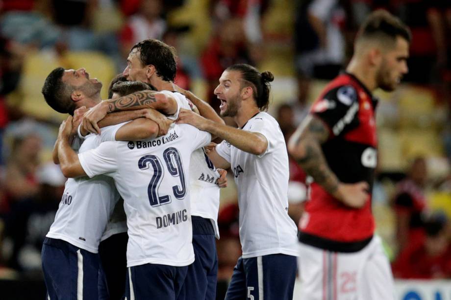 Jogadores do Independiente comemoram o título da Copa Sul-Americana, após empate com Flamengo no Maracanã