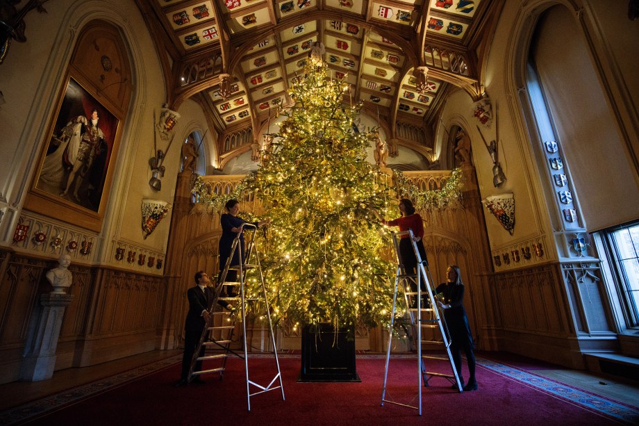 Funcionários uma árvore de Natal de 20 metros no interior do Castelo de Windsor, na Inglaterra. O local é usado pelos membros da Família Real britânica para hospedagem e eventos - 23/11/2017