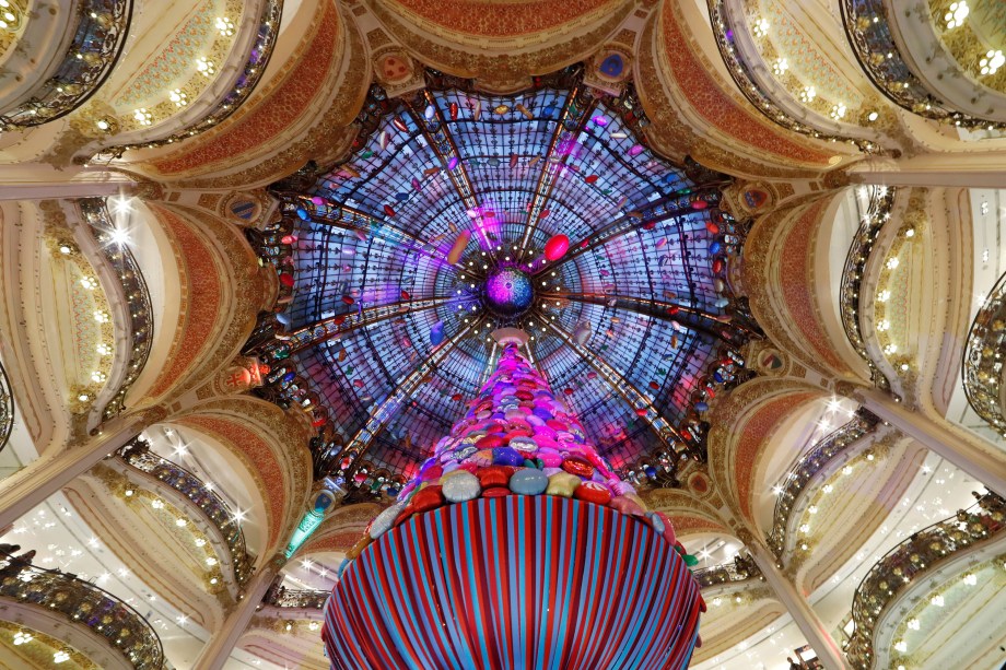 Visão geral de uma árvore de Natal gigante e a cúpula de vidro art deco nas lojas da Galeria  Lafayette em Paris, na França - 27/11/2017