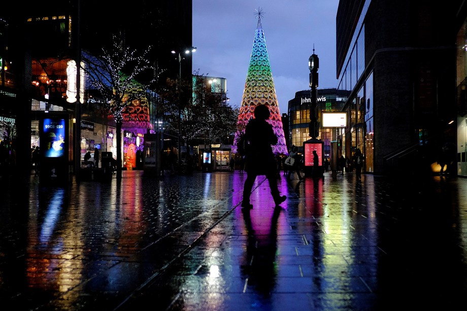 Compradores passam por uma árvore de Natal iluminada em Liverpool, na Inglaterra - 27/11/2017