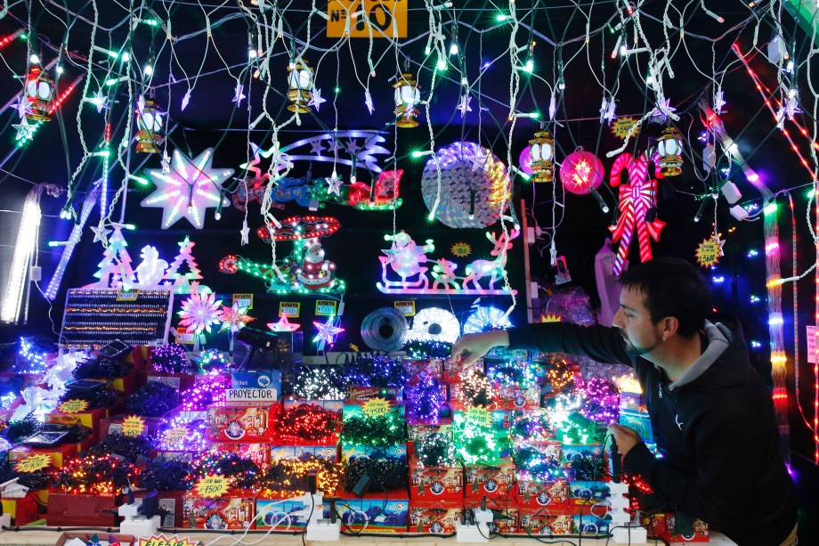 Comerciante organiza sua loja com luzes de Natal em Valparaíso, no Chile - 27/11/2017