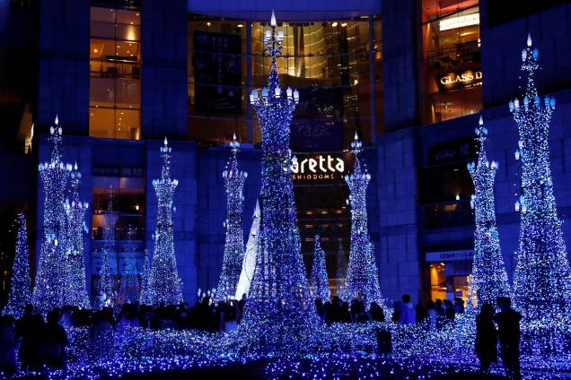 People watch illuminations at a shopping mall in Tokyo, Japan, November 28, 2017. REUTERS/Kim Kyung-Hoon People watch illuminations at a shopping mall in Tokyo, Japan, November 28, 2017. REUTERS/Kim Kyung-Hoon