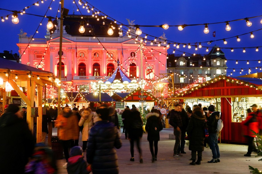 Movimentação no mercado de Natal em Zurique, na Suíça - 28/11/2017