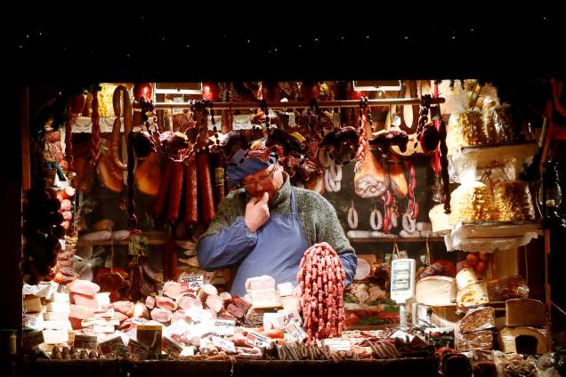Vendedor organiza mercadorias no mercado de Natal em Tallinn, Estônia - 28/11/2017 Vendedor organiza mercadorias no mercado de Natal em Tallinn, Estônia - 28/11/2017