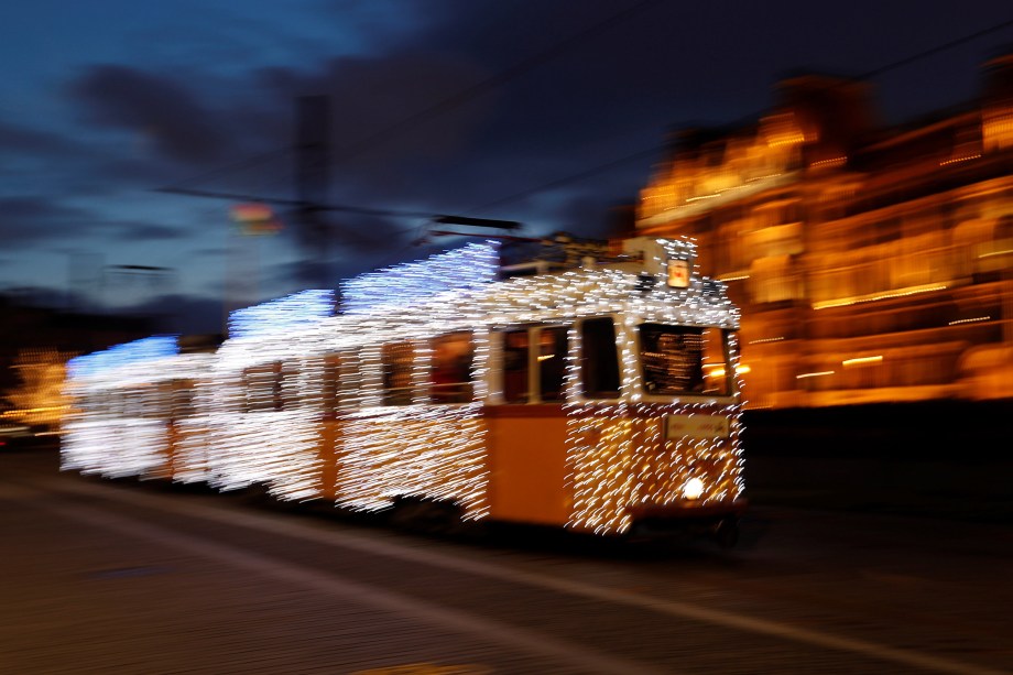 Passageiros viajam em bonde decorado com luzes de Natal no centro de Budapeste, na Hungria - 30/11/2017