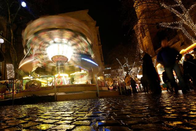 Carrossel é visto em um mercado de Natal em Dortmund, na Alemanha - Carrossel é visto em um mercado de Natal em Dortmund, na Alemanha -