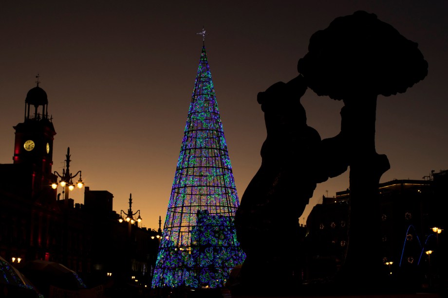 Árvore de Natal próxima a estátua de El Oso y el Madrono, o símbolo oficial de Madri, na Praça da Puerta del Sol de Madri, na Espanha - 30/11/2017