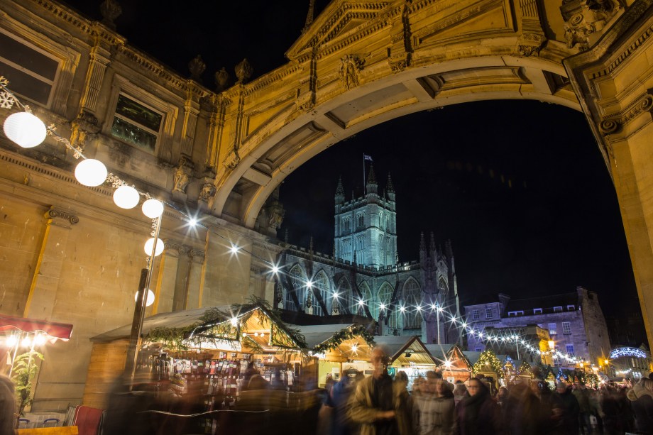 Compradores procuram barracas no tradicional mercado de Natal nos arredores dos antigos Banhos Romanos e da Abadia de Bath, em Bath, na Inglaterra - 30/11/2017