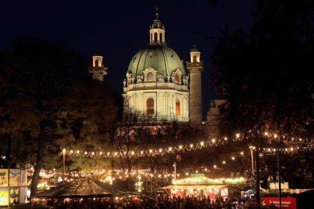 Mercado de Natal é visto na frente da igreja de Karlskirche em Viena, na Áustria - 01/12/2017 Mercado de Natal é visto na frente da igreja de Karlskirche em Viena, na Áustria - 01/12/2017