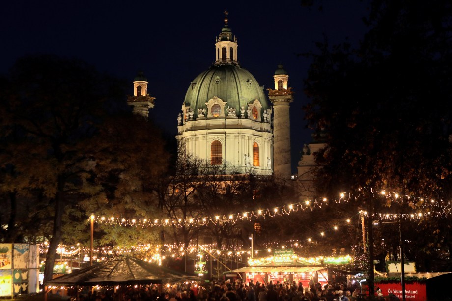 Mercado de Natal é visto na frente da igreja de Karlskirche em Viena, na Áustria - 01/12/2017