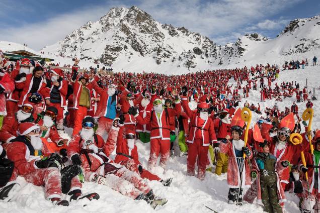 Mais de duas mil pessoas vestidas de papai noel posam para uma foto para celebrar a temporada de esqui na estância de Verbier, nos Alpes suíços - 03/12/2017 Mais de duas mil pessoas vestidas de papai noel posam para uma foto para celebrar a temporada de esqui na estância de Verbier, nos Alpes suíços - 03/12/2017