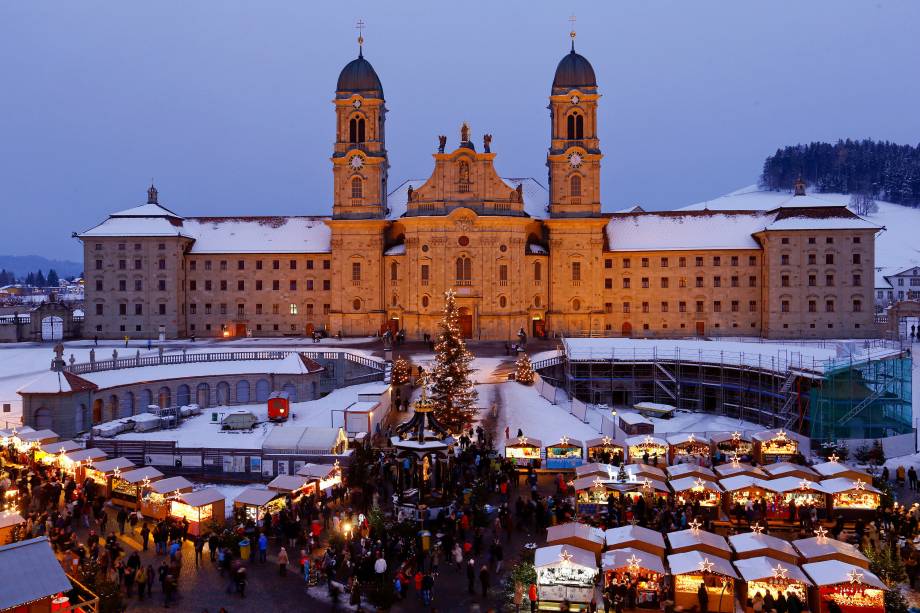 Público visita as atrações do mercado de Natal na frente da abadia de Einsiedeln em Einsiedeln, na Suíça - 03/12/2017