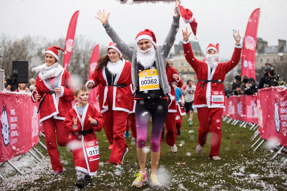 Corredores com roupas de papai noel participam da corrida anual Santa Dash em Clapham Common em Londres, Inglaterra. Dois mil corredores participam  do evento para ajudar o Hospital Great Ormond Street para crianças - 03/12/2017