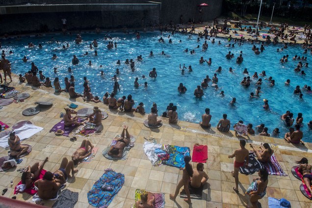Banhistas se refrescam nas piscinas do SESC Belenzinho, em São Paulo