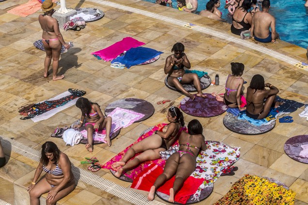 Banhistas se refrescam nas piscinas do SESC Belenzinho, em São Paulo