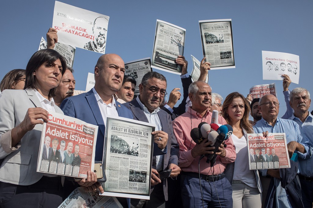 Manifestantes se reúnem para protestar contra a prisão de jornalistas na Turquia, em Istambul
