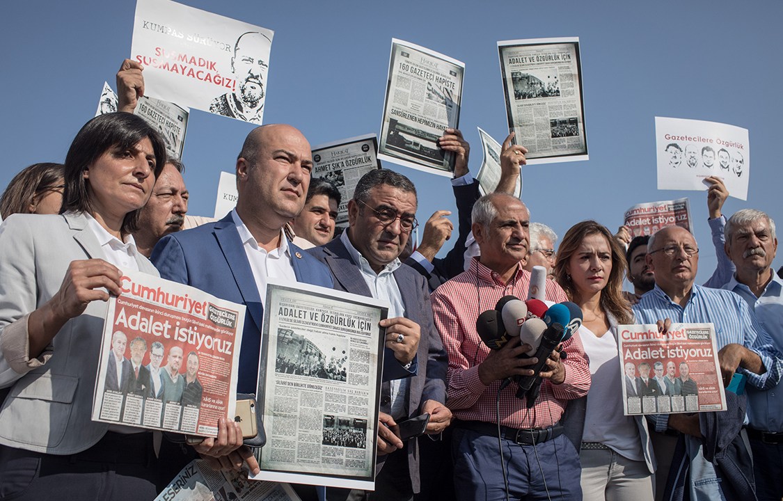 Manifestantes se reúnem para protestar contra a prisão de jornalistas na Turquia, em Istambul