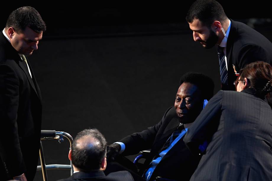 Pelé chega ao sorteio da Copa do Mundo em cadeira de rodas em Moscou, na Rússia