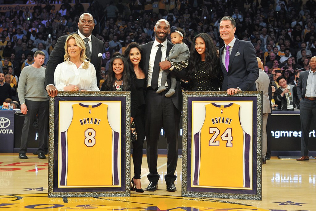 Kobe Bryant é homenageado urante partida entre os LAkers e Golden State Warriors, em Los Angeles