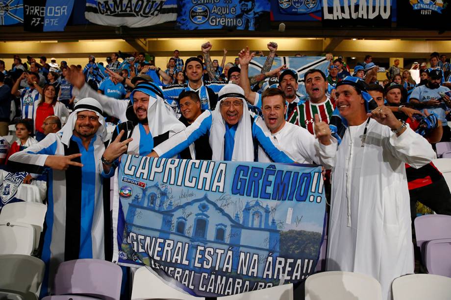 Torcedores do Grêmio comparecem no estádio Hazza Bin Zayed, na partida contra o Pachuca, pela semifinal do Mundial de Clubes, nos Emirados Árabes