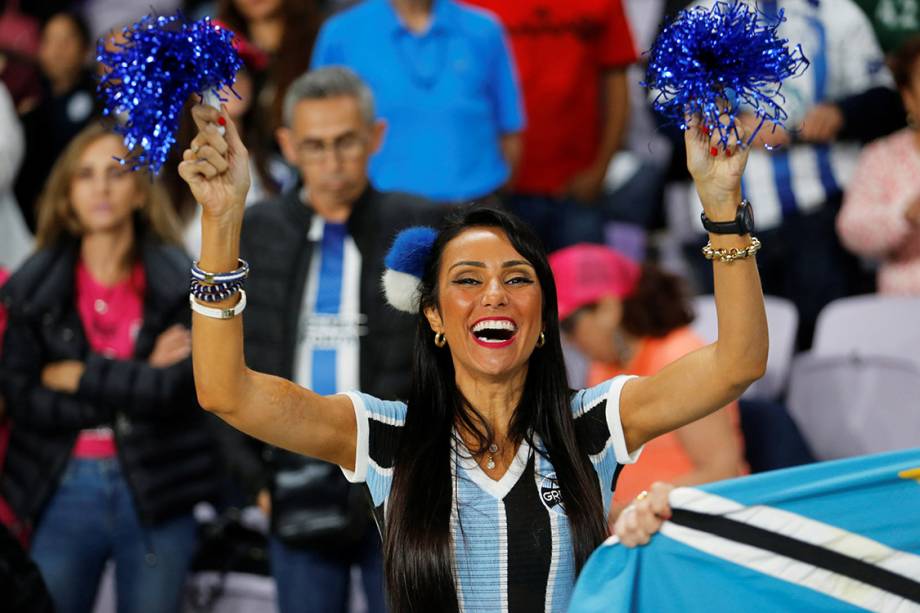 Torcedores do Grêmio comparecem no estádio Hazza Bin Zayed, na partida contra o Pachuca, pela semifinal do Mundial de Clubes, nos Emirados Árabes