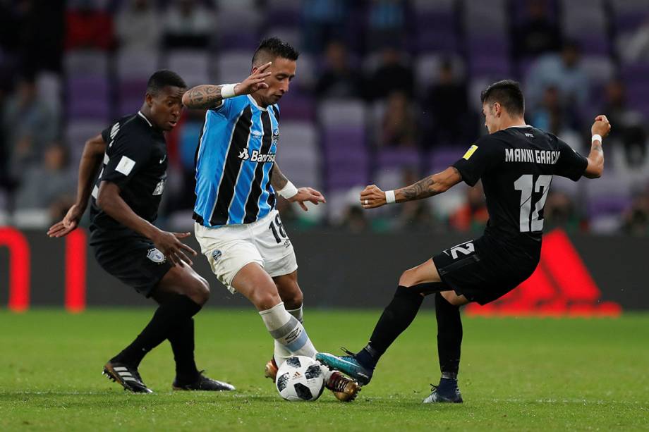 Lucas Barrios, do Grêmio, em lance na partida contra o Pachuca, pela semifinal do Mundial de Clubes, nos Emirados Árabes