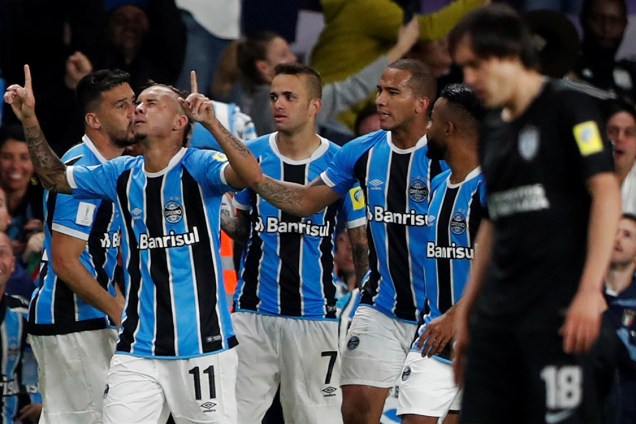 Jogadores do Grêmio comemoram gol contra o Pachuca, pelo Mundial de Clubes, nos Emirados Árabes