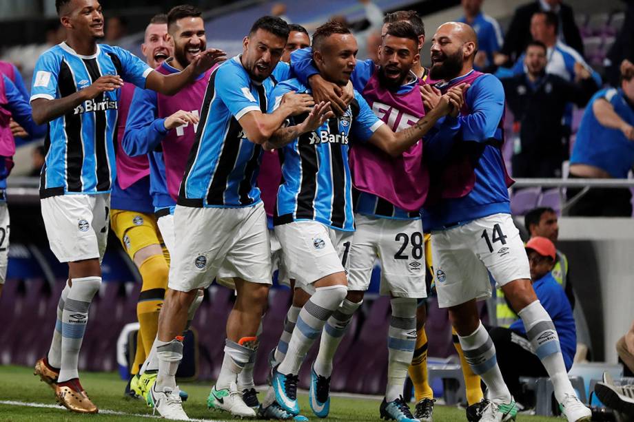 Jogadores do Grêmio comemoram gol contra o Pachuca, pelo Mundial de Clubes, nos Emirados Árabes