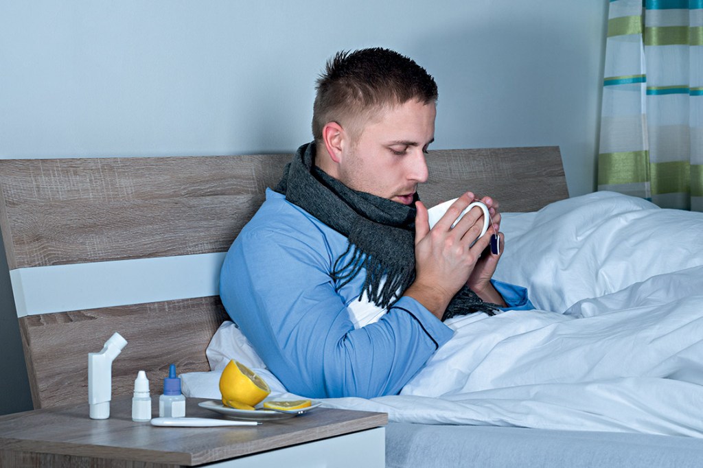 foto de homem gripado de cama