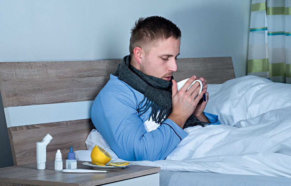 foto de homem gripado de cama