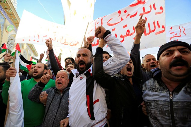 Iraquianos sunitas protestam contra a decisão do presidente Donald Trump de reconhecer Jerusalém como capital de Israel, em Bagdá - 08/12/2017