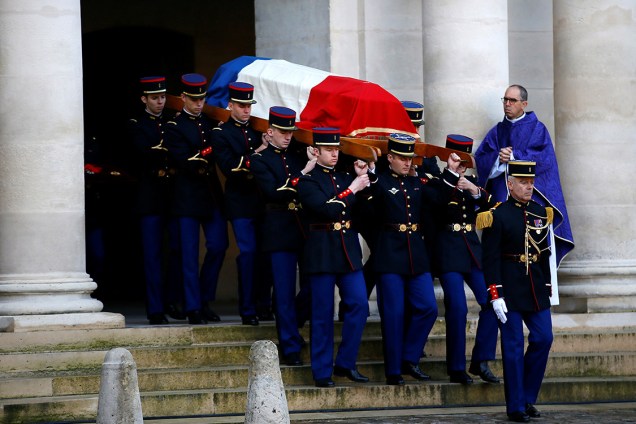 Soldados carregam caixão de Jean d'Ormesson, autor francês que pertenceu à Academia Francesa, durante cerimônia em Paris - 08/12/2017