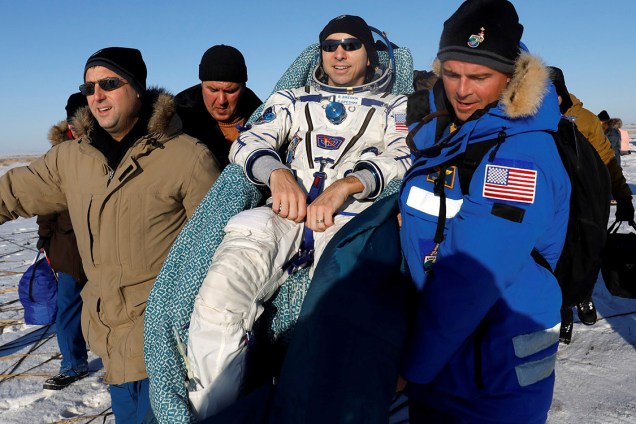 Equipes do solo resgatam o astronauta americano da Estação Espacial Internacional, Randy Bresnik, após o desembarque da cápsula Soyuz MS-05 em uma área remota da cidade de Dzhezkazgan, no Cazaquistão - 14/12/2017