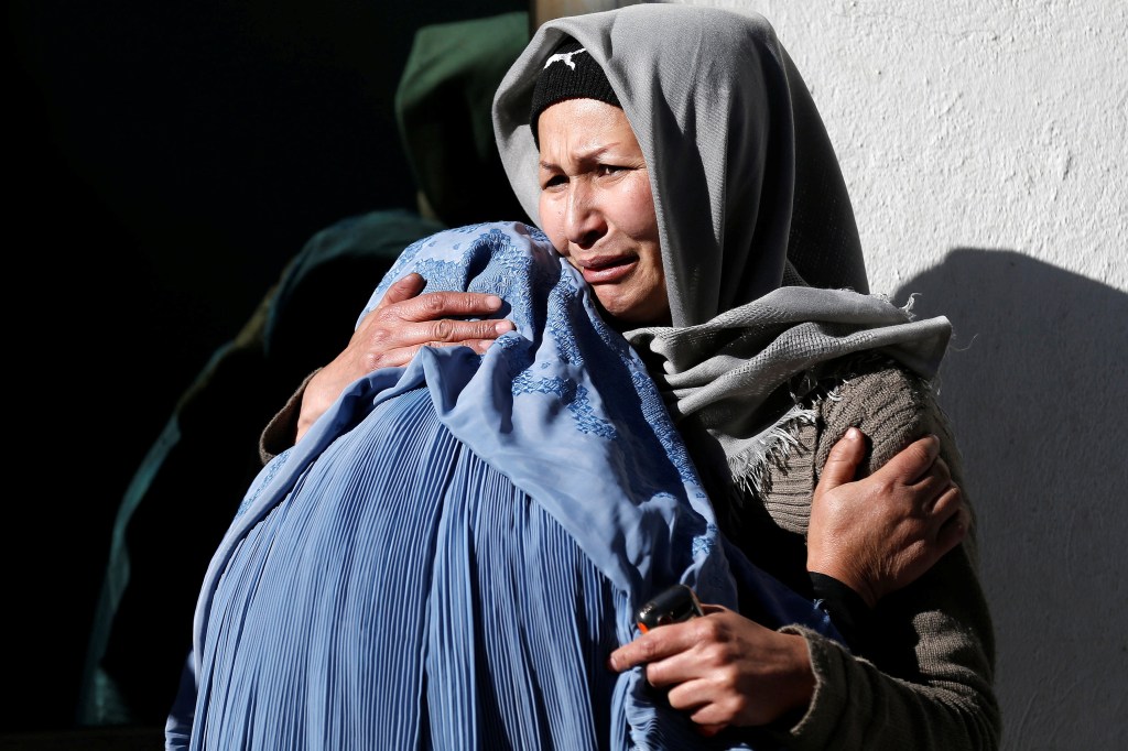 Imagens do dia - Ataque suicida no Afeganistão